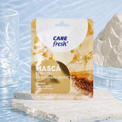 Masca cu Acid Hialuronic într-un cadru de prezentare cu lumină caldă