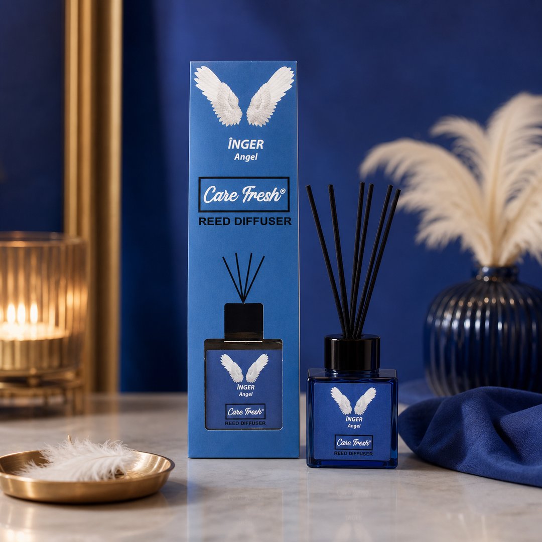 Detaliu al sticlei de parfum de cameră ÎNGER cu bețișoarele de bambus răsfirate, în lumină naturală
