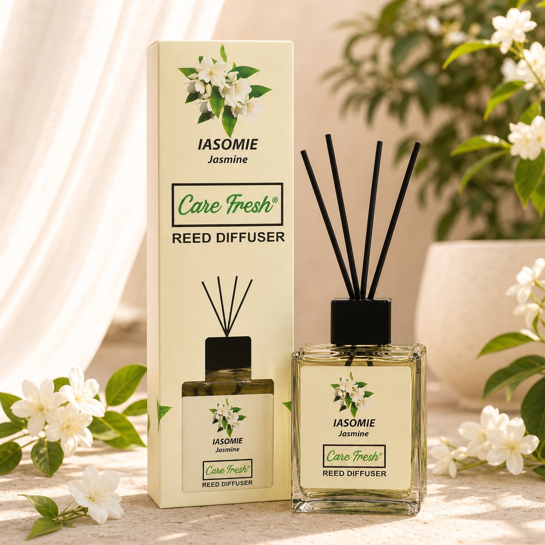 Detaliu al sticlei de parfum de cameră IASOMIE cu bețișoarele de bambus introduse în lichid, în lumină naturală