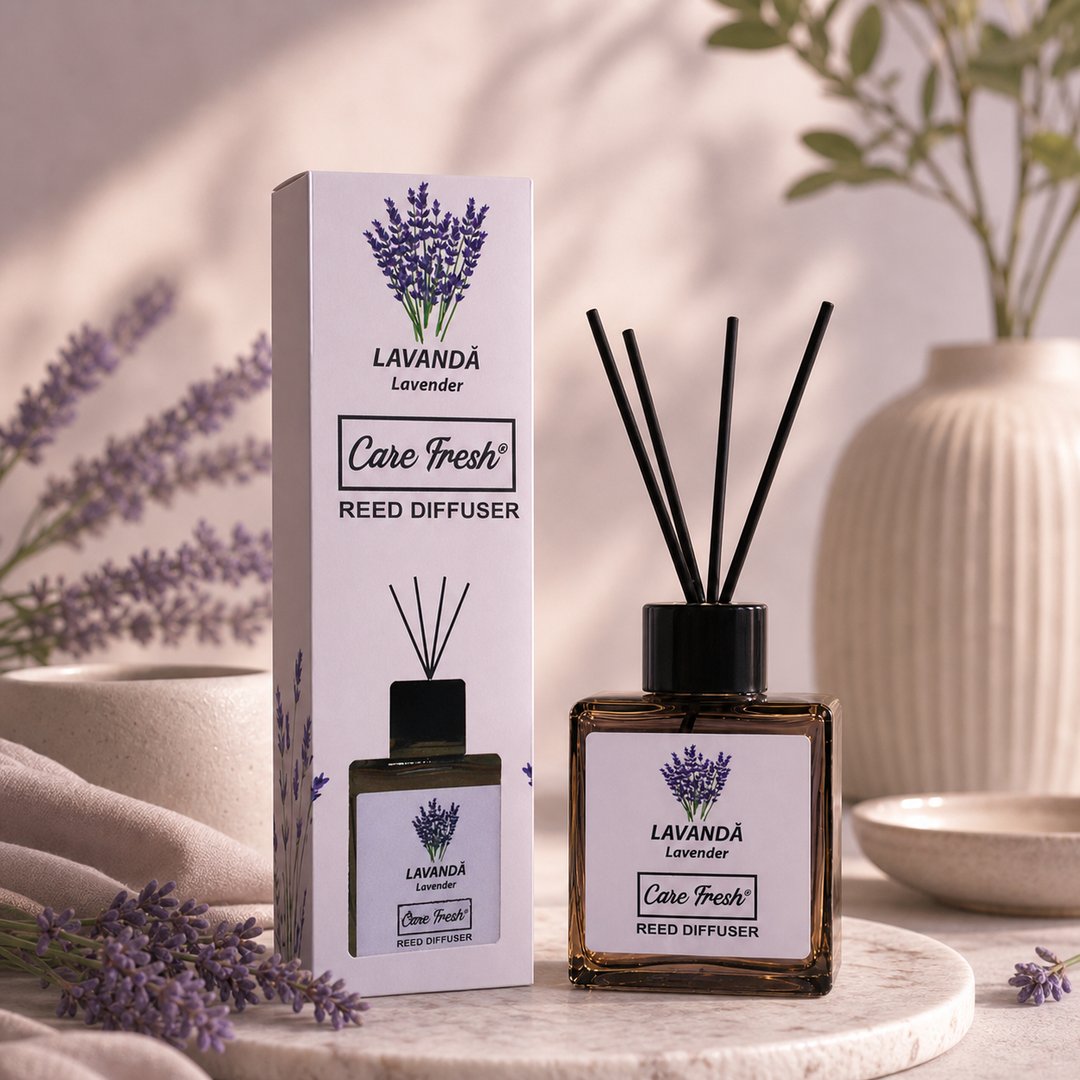Detaliu al sticlei de parfum de cameră LAVANDĂ cu bețișoare de bambus, lângă o vază ceramică și fire de lavandă